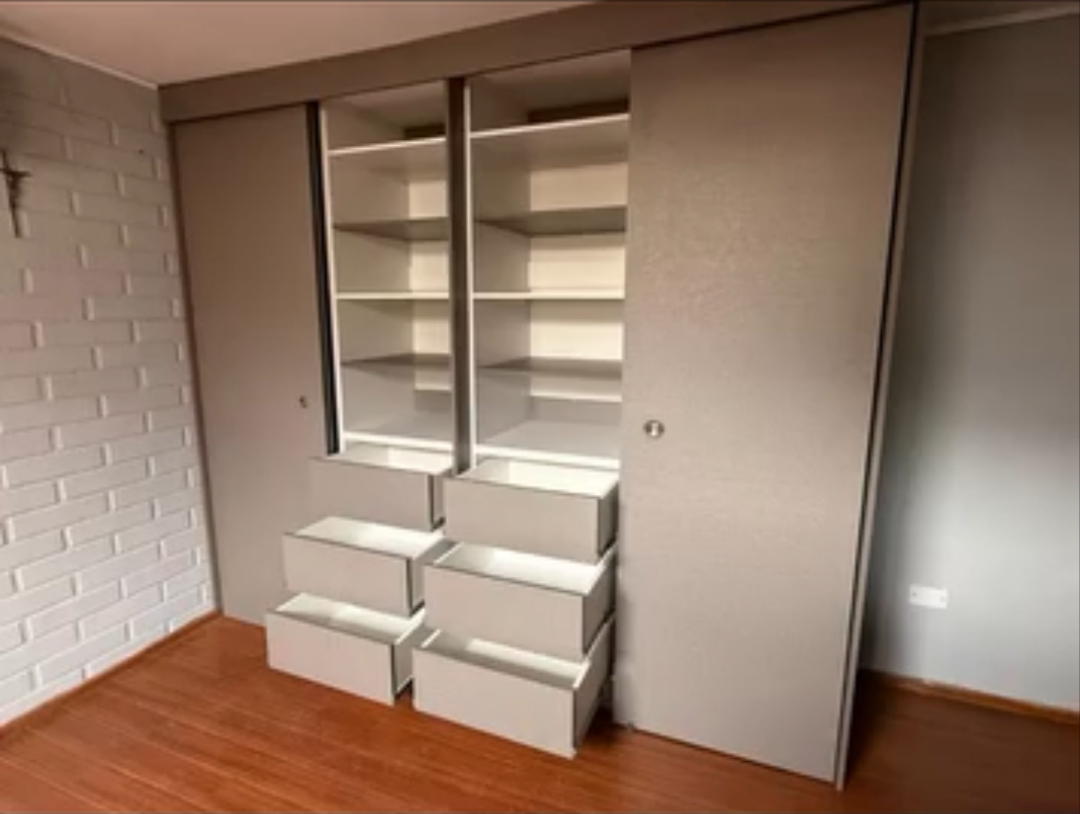 Clóset real a medida con puertas, repisas y cajones