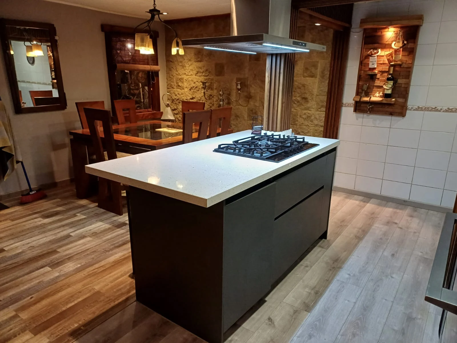 Cocina con isla y cubierta clara